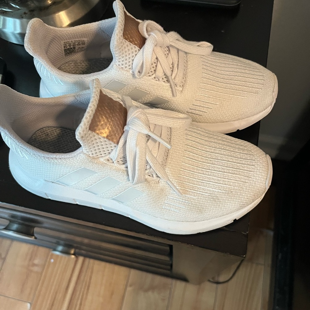 White adidas swift run